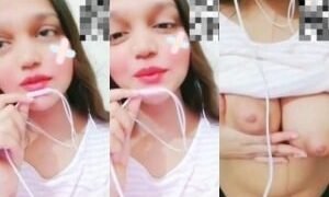 Indian Viral MMS XXX of  Desi Girl Shows Boobs and pussy